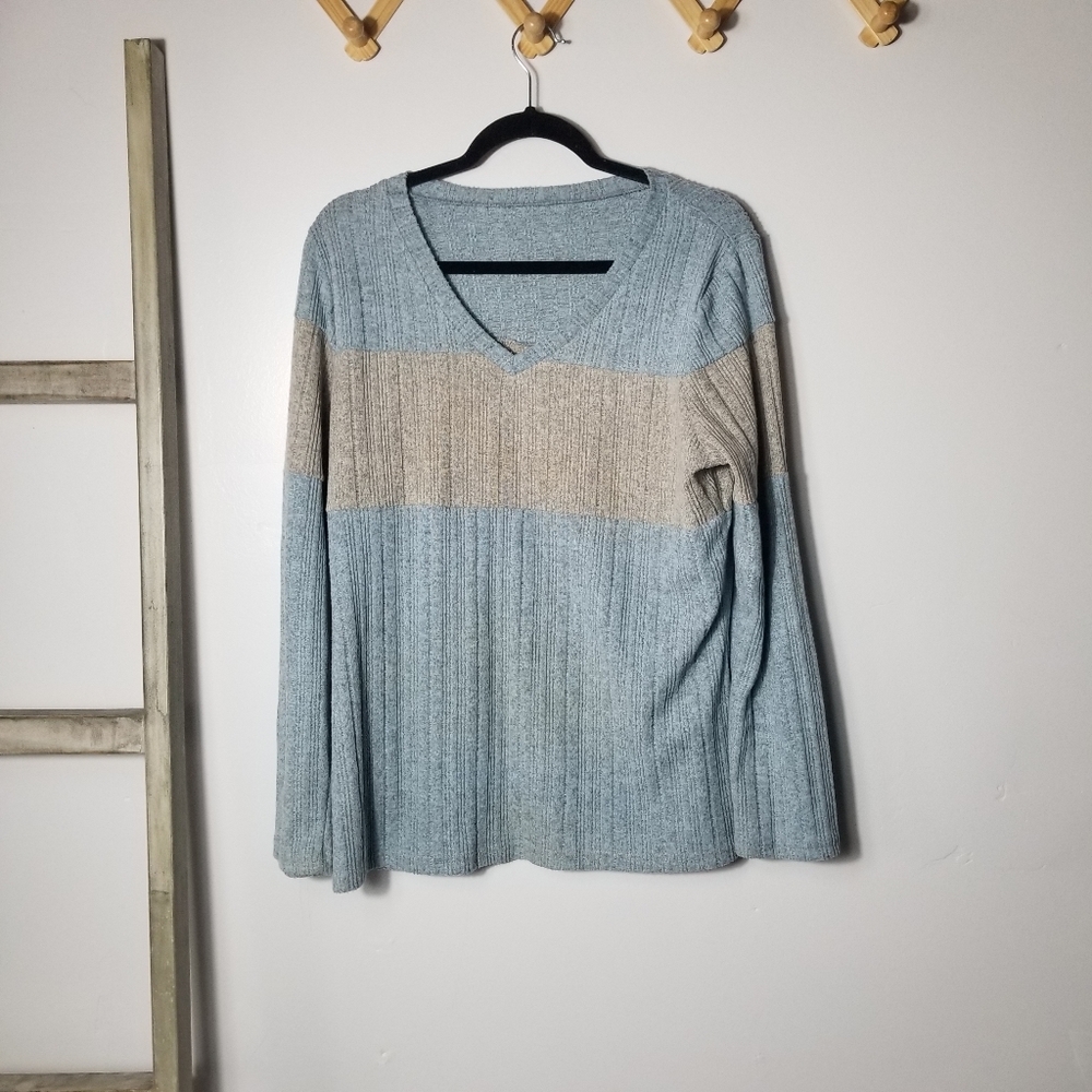 WOMEN'S LONG SLEEVE V-NECK BLOUSE SIZE 2XL (RUNS SMALL)